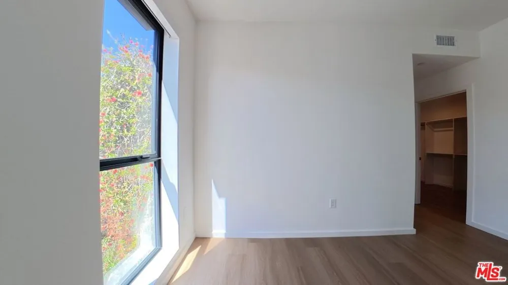 5119 Colfax Avenue #203 Valley Village, CA 91601