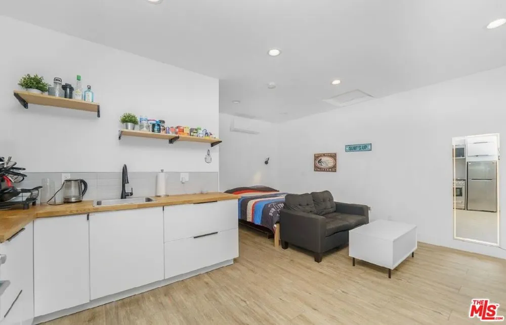 12957 Hartsook Street Sherman Oaks, CA 91423