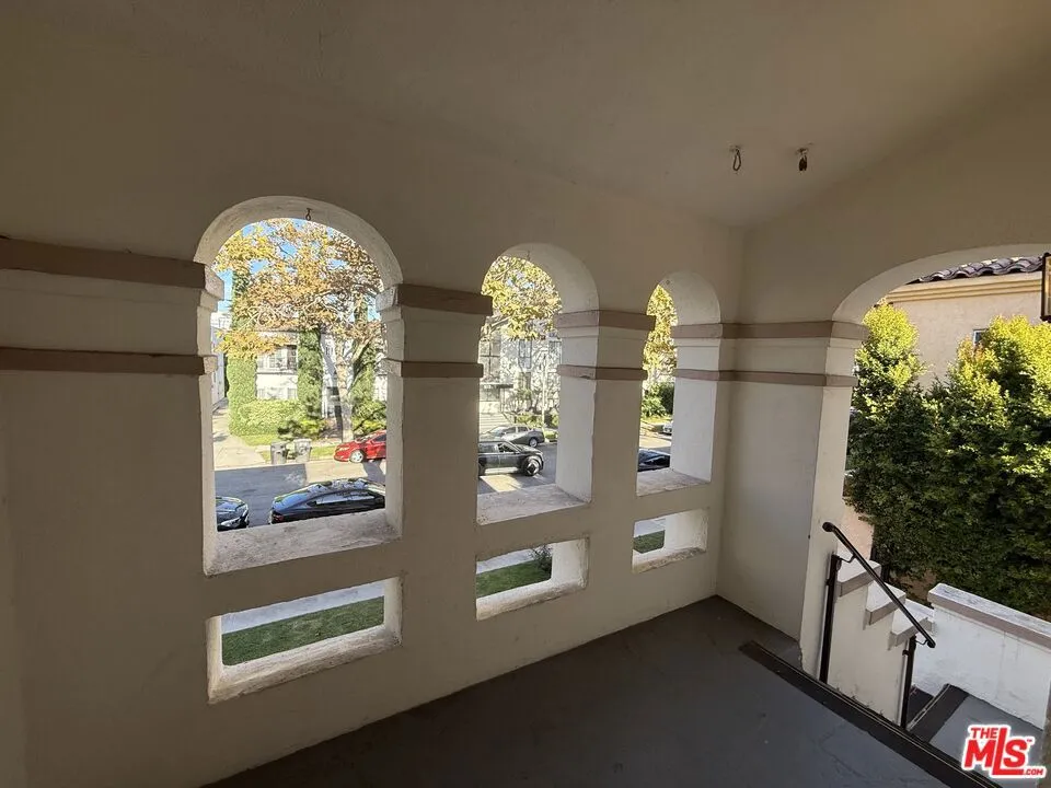 211 S Arnaz Drive ##1/2 Beverly Hills, CA 90211