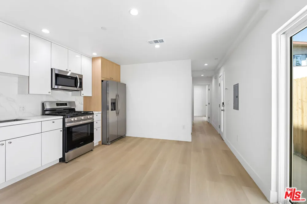 10963 Calvert #1/4 North Hollywood, CA 91606