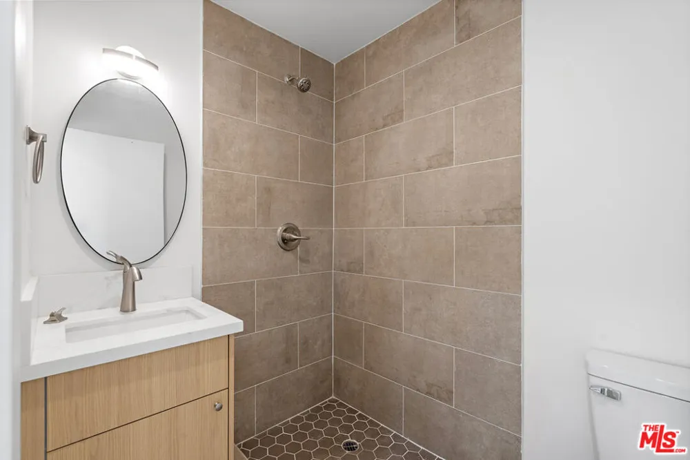 10963 Calvert #1/4 North Hollywood, CA 91606