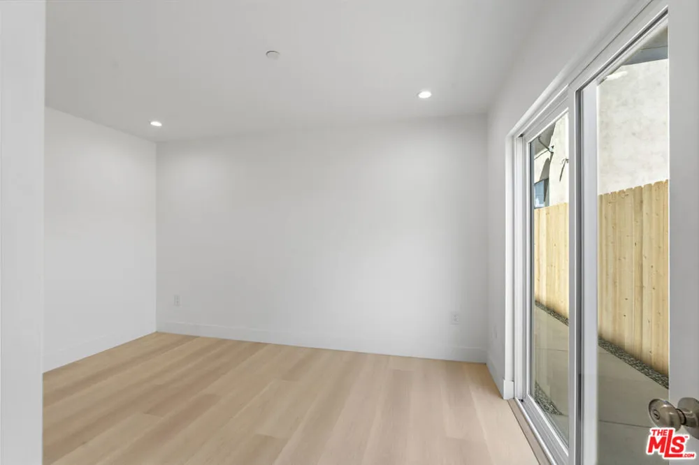 10963 Calvert #1/4 North Hollywood, CA 91606