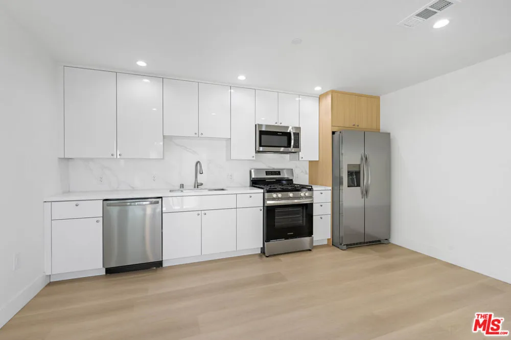 10963 Calvert #1/4 North Hollywood, CA 91606