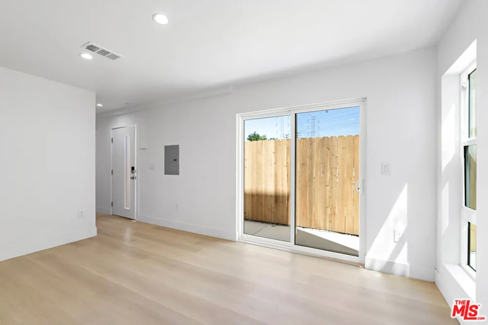 10963 Calvert #1/4 North Hollywood, CA 91606