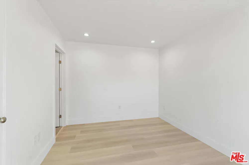 10963 Calvert #1/4 North Hollywood, CA 91606