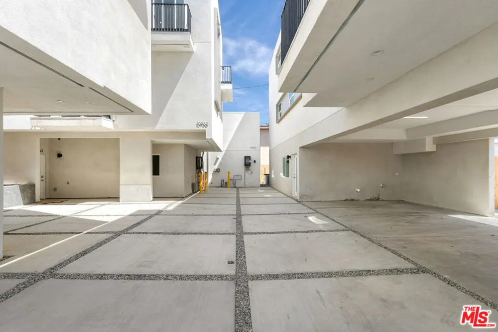 10963 Calvert #1/4 North Hollywood, CA 91606
