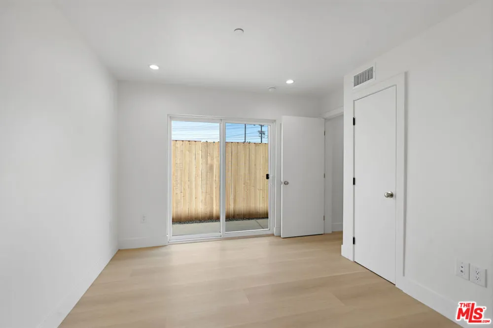 10963 Calvert #1/4 North Hollywood, CA 91606