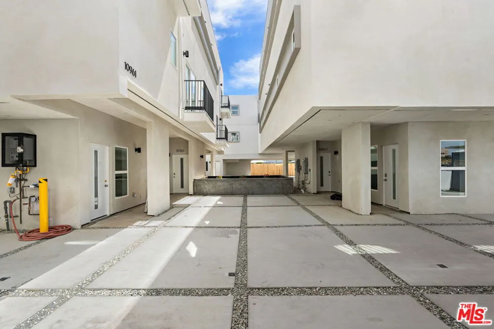 10963 Calvert #1/4 North Hollywood, CA 91606