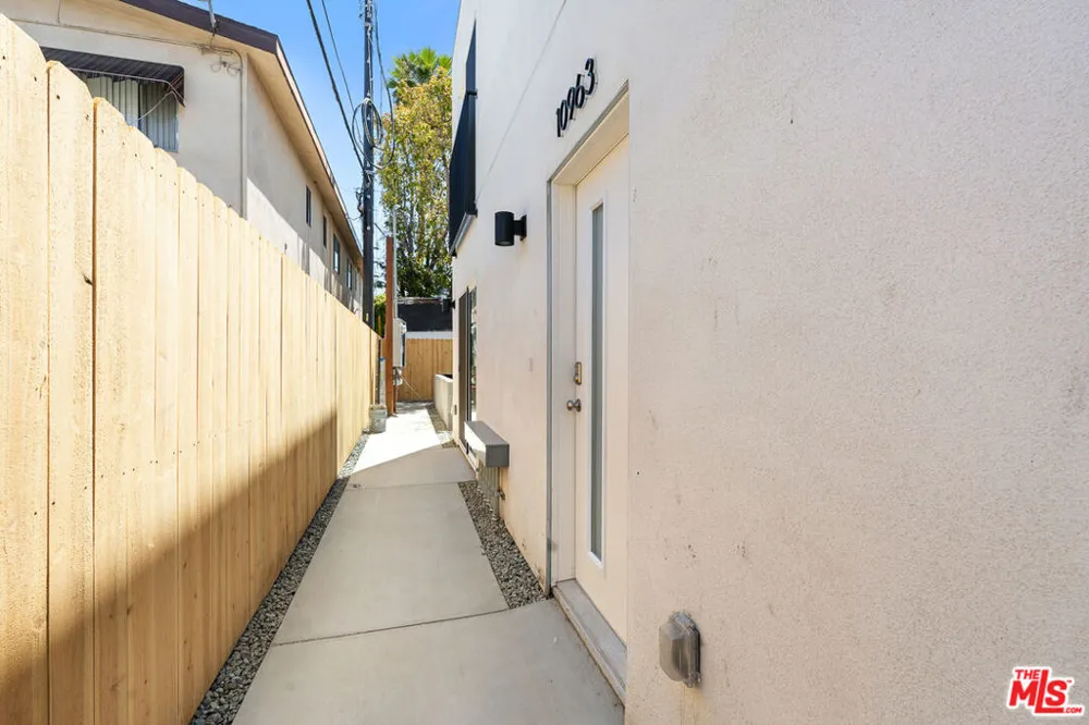 10963 Calvert #1/4 North Hollywood, CA 91606