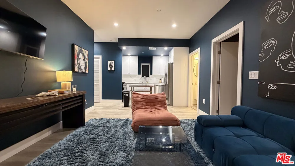 10959 Calvert North Hollywood, CA 91606
