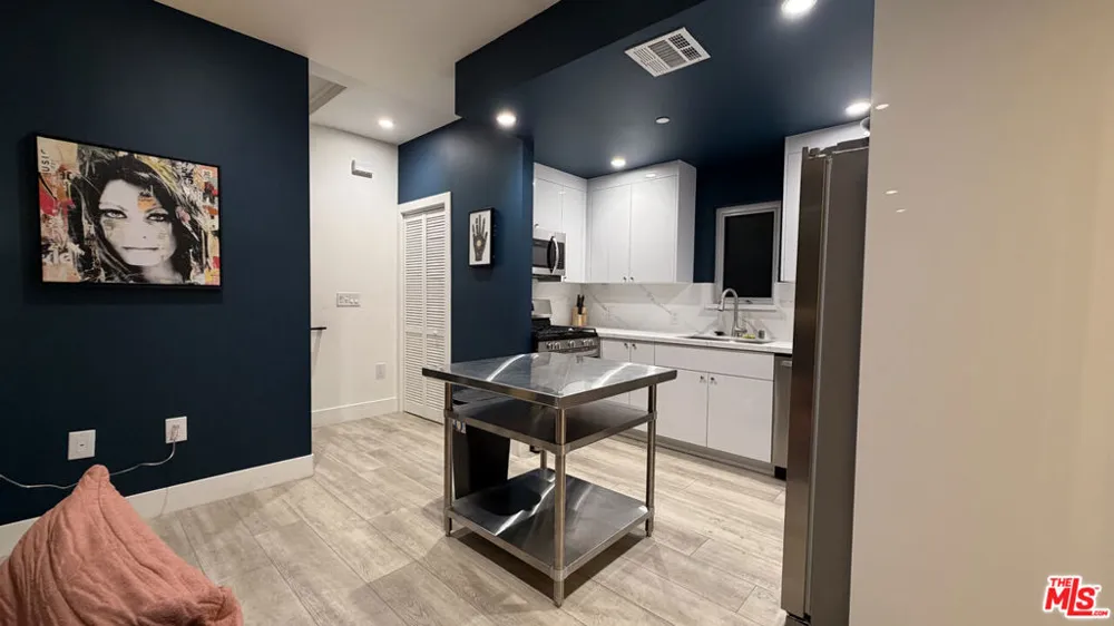 10959 Calvert North Hollywood, CA 91606