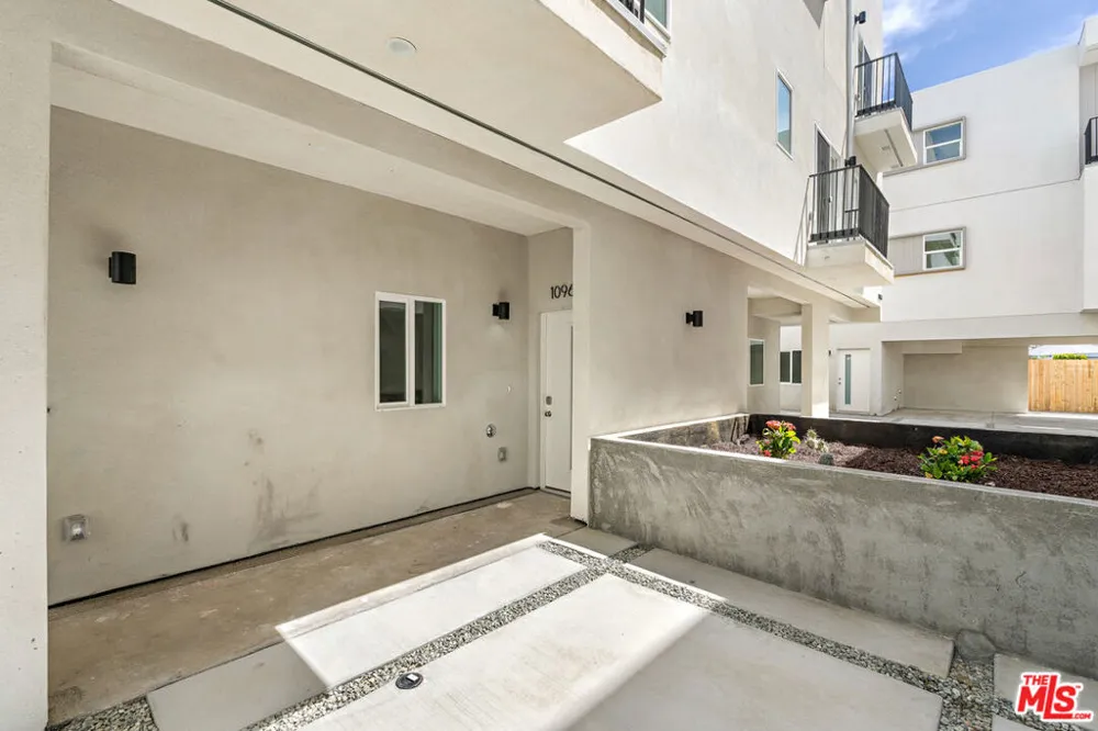 10959 Calvert North Hollywood, CA 91606