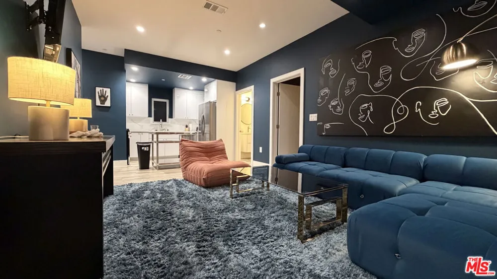 10959 Calvert North Hollywood, CA 91606