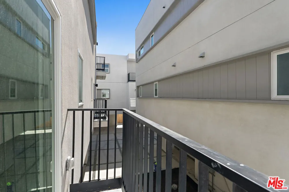 10959 Calvert North Hollywood, CA 91606