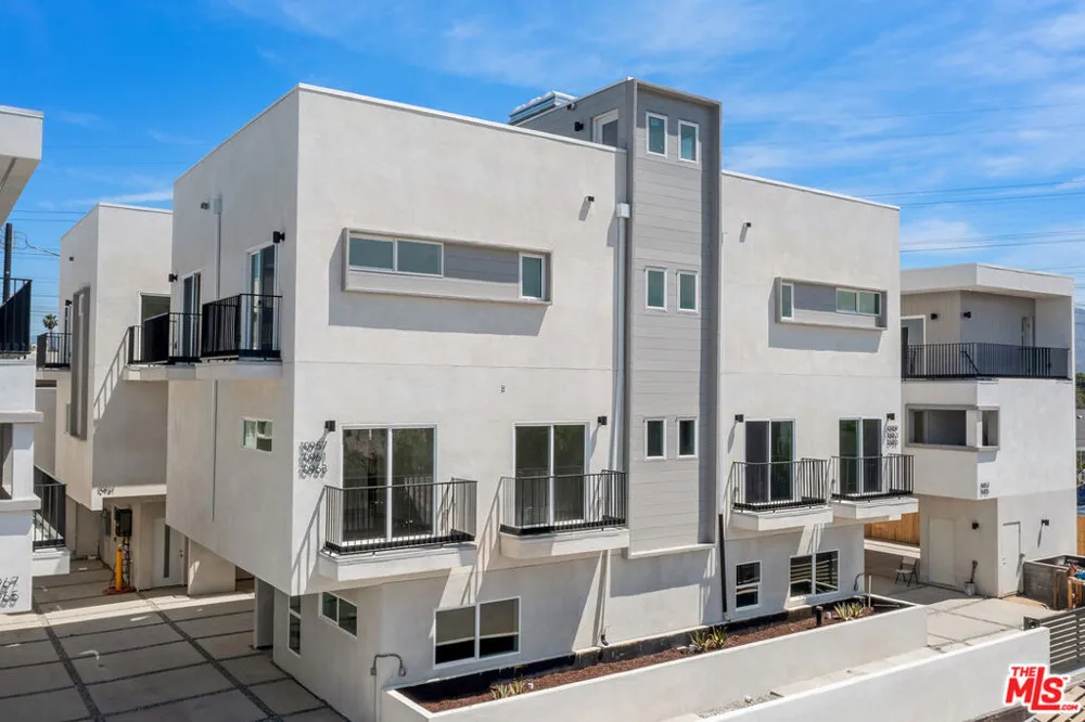 10959 Calvert North Hollywood, CA 91606