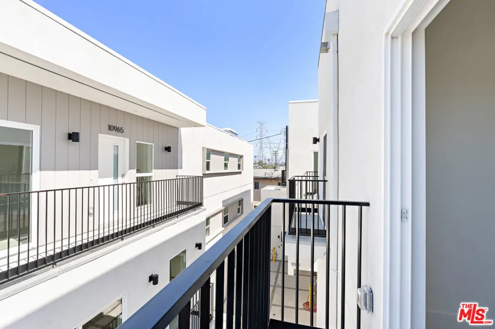 10959 Calvert North Hollywood, CA 91606