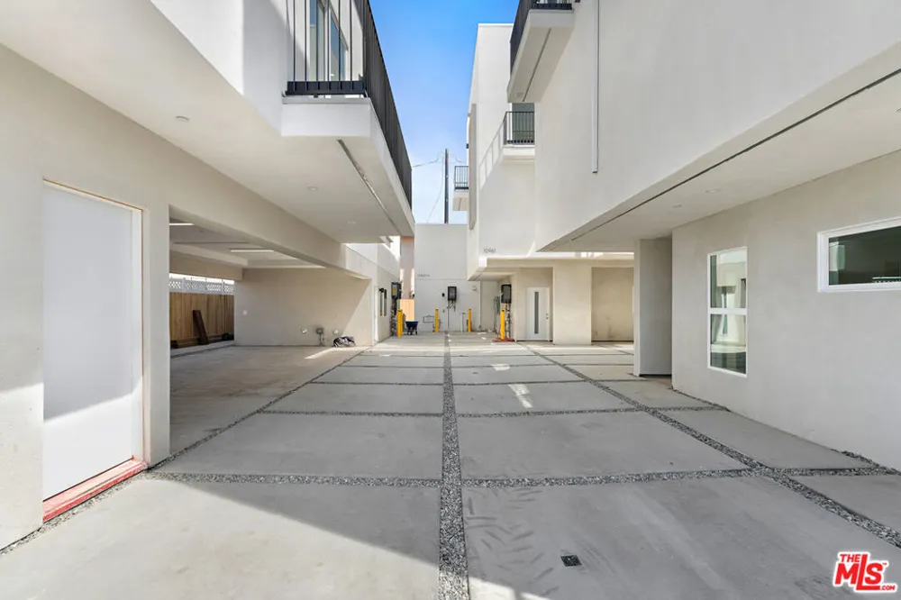 10959 Calvert North Hollywood, CA 91606