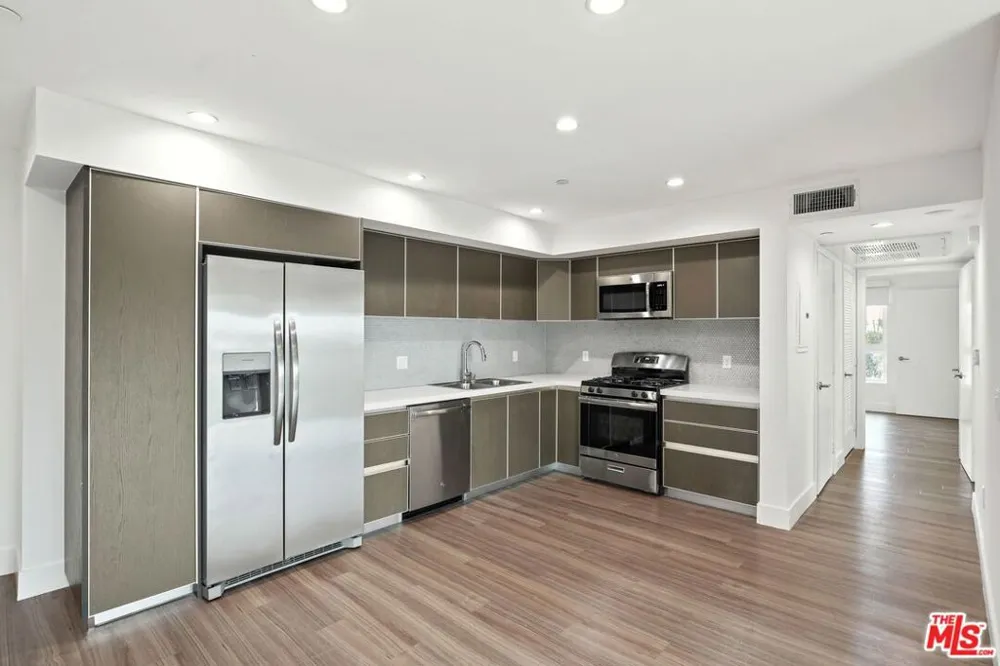 1539 Purdue #ph5 Los Angeles, CA 90025
