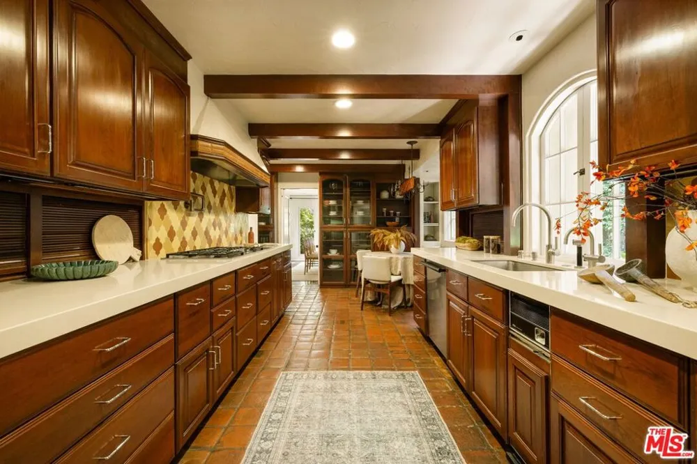 159 Cliffwood Avenue Los Angeles, CA 90049