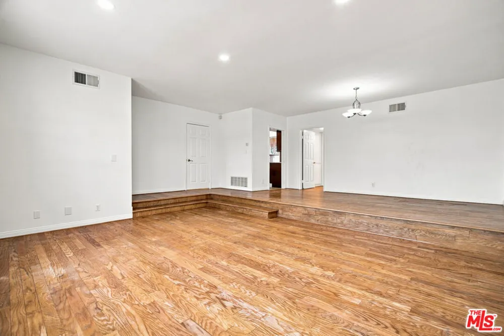10669 La Grange Avenue Los Angeles, CA 90025