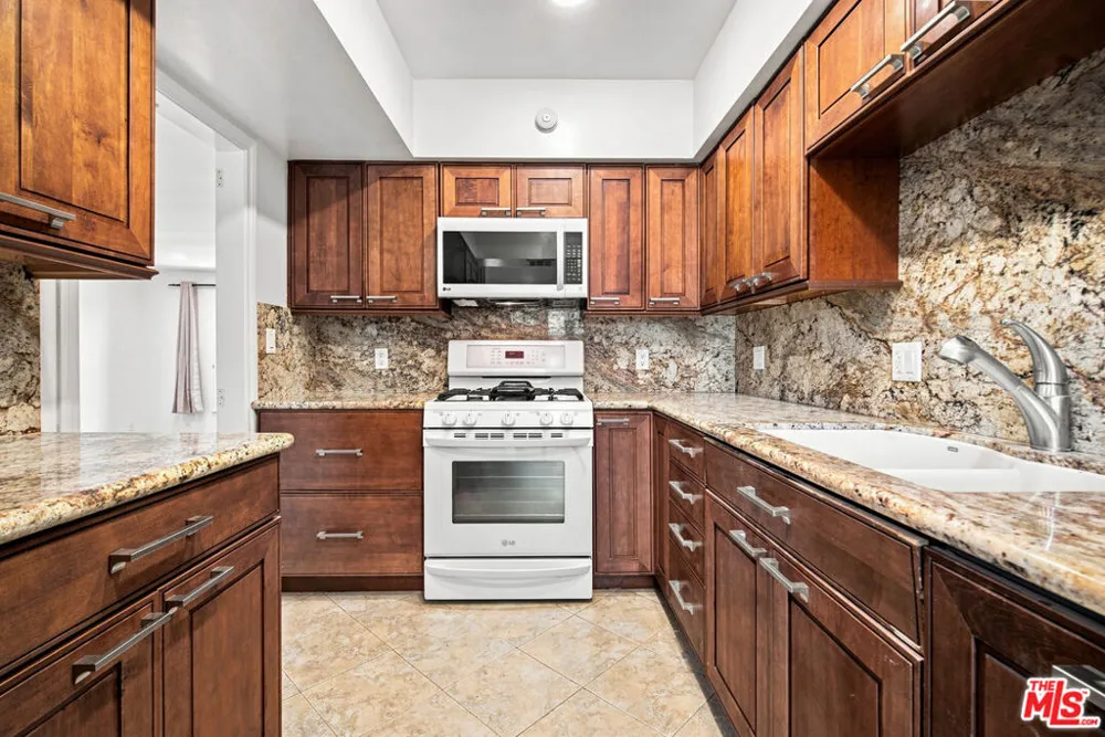 10669 La Grange Avenue Los Angeles, CA 90025