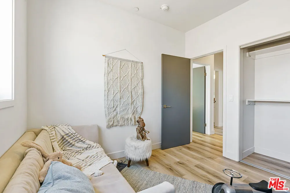 14651 W Sara Lane Panorama City, CA 91402