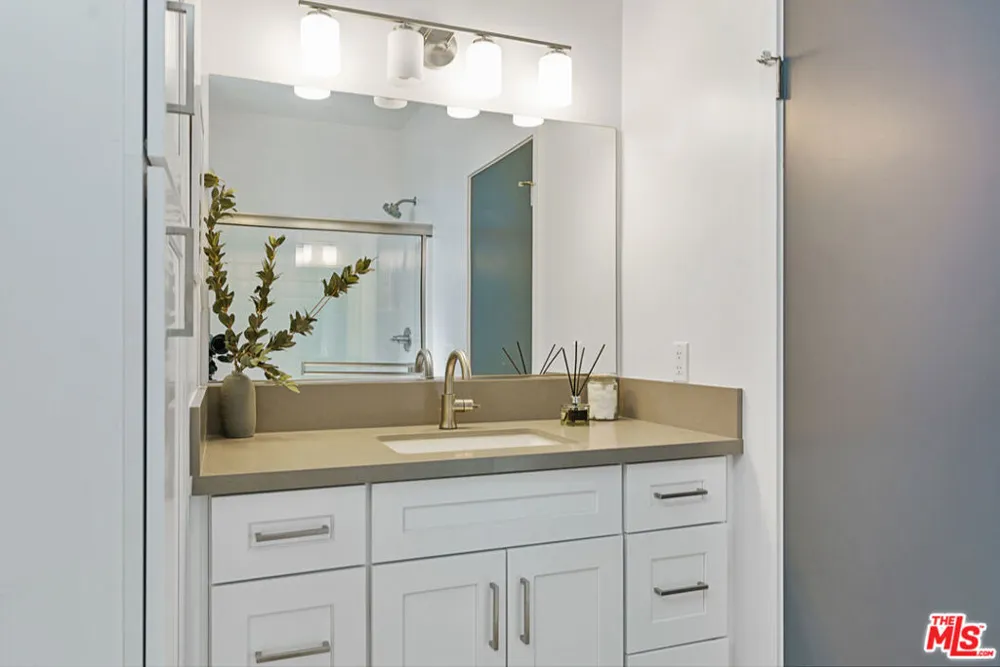 14651 W Sara Lane Panorama City, CA 91402