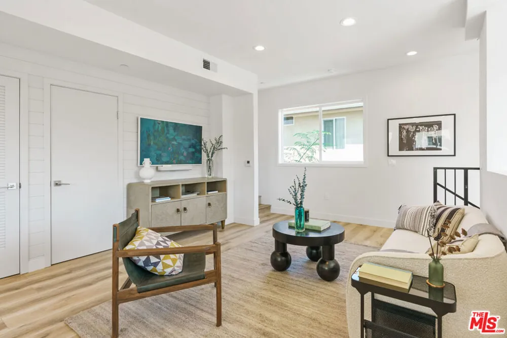 14651 W Sara Lane Panorama City, CA 91402
