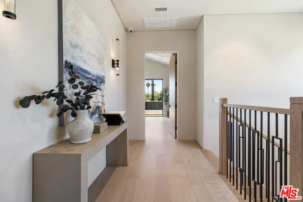 15721 Addison Street Encino, CA 91436