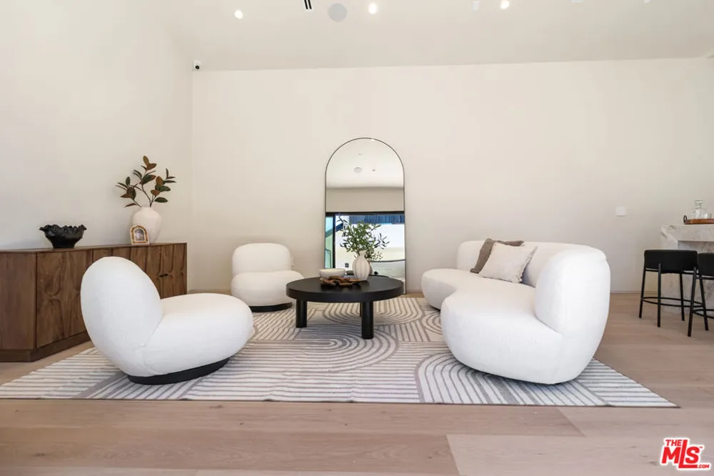 15721 Addison Street Encino, CA 91436