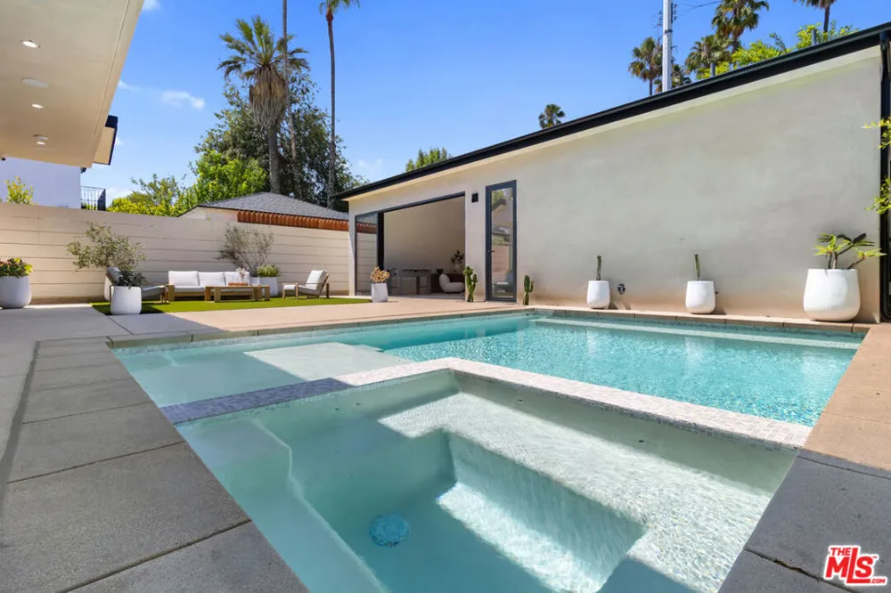 15721 Addison Street Encino, CA 91436