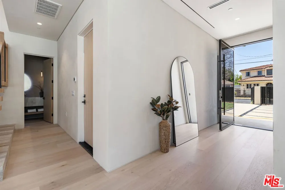 15721 Addison Street Encino, CA 91436