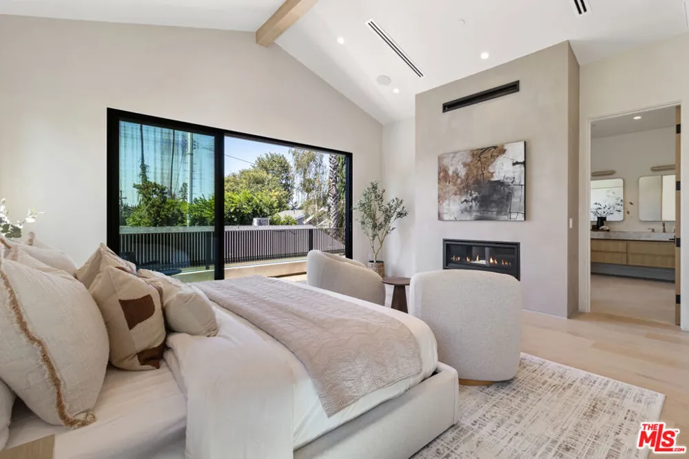 15721 Addison Street Encino, CA 91436