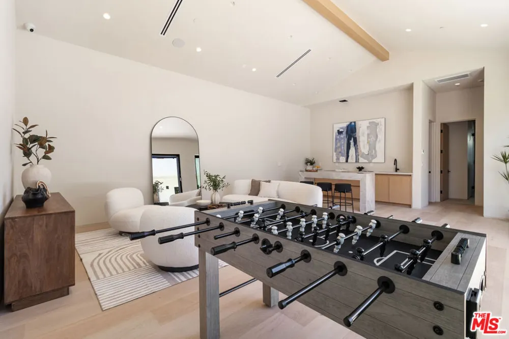 15721 Addison Street Encino, CA 91436