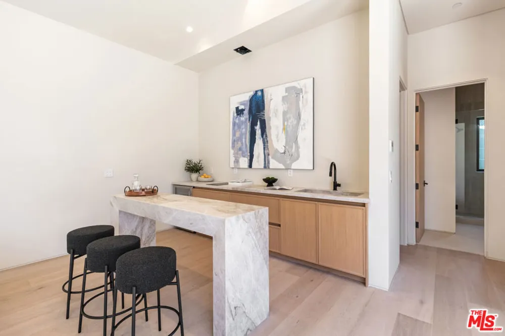 15721 Addison Street Encino, CA 91436