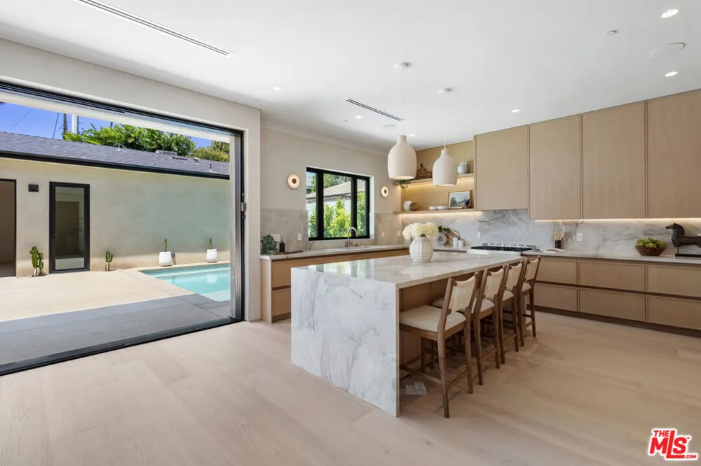 15721 Addison Street Encino, CA 91436
