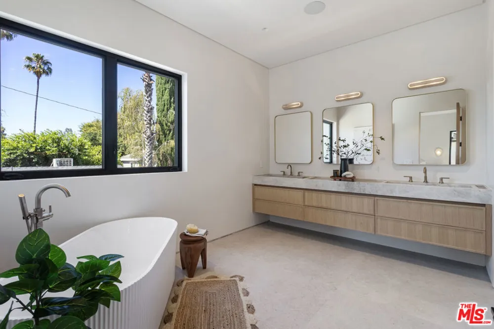 15721 Addison Street Encino, CA 91436