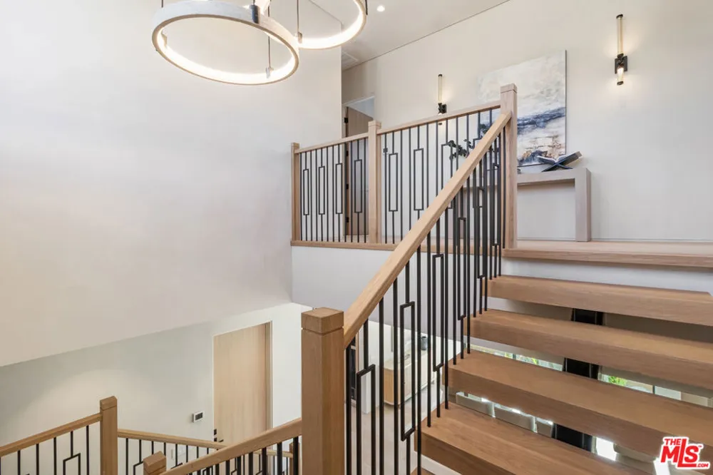 15721 Addison Street Encino, CA 91436