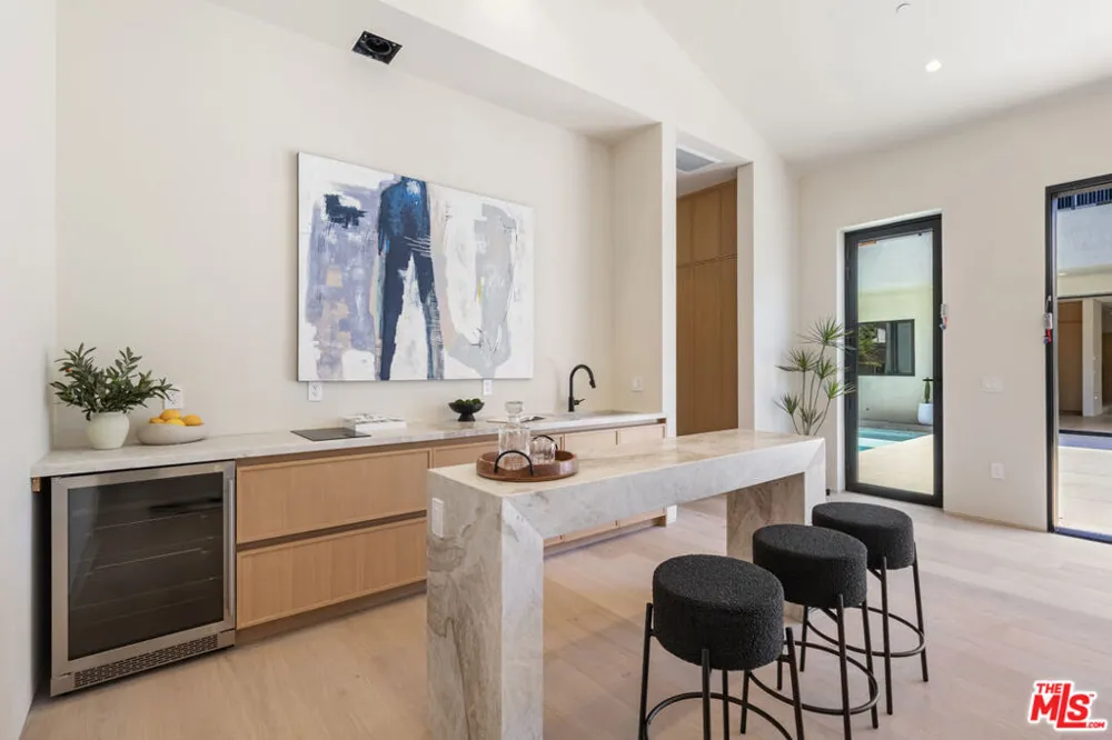 15721 Addison Street Encino, CA 91436