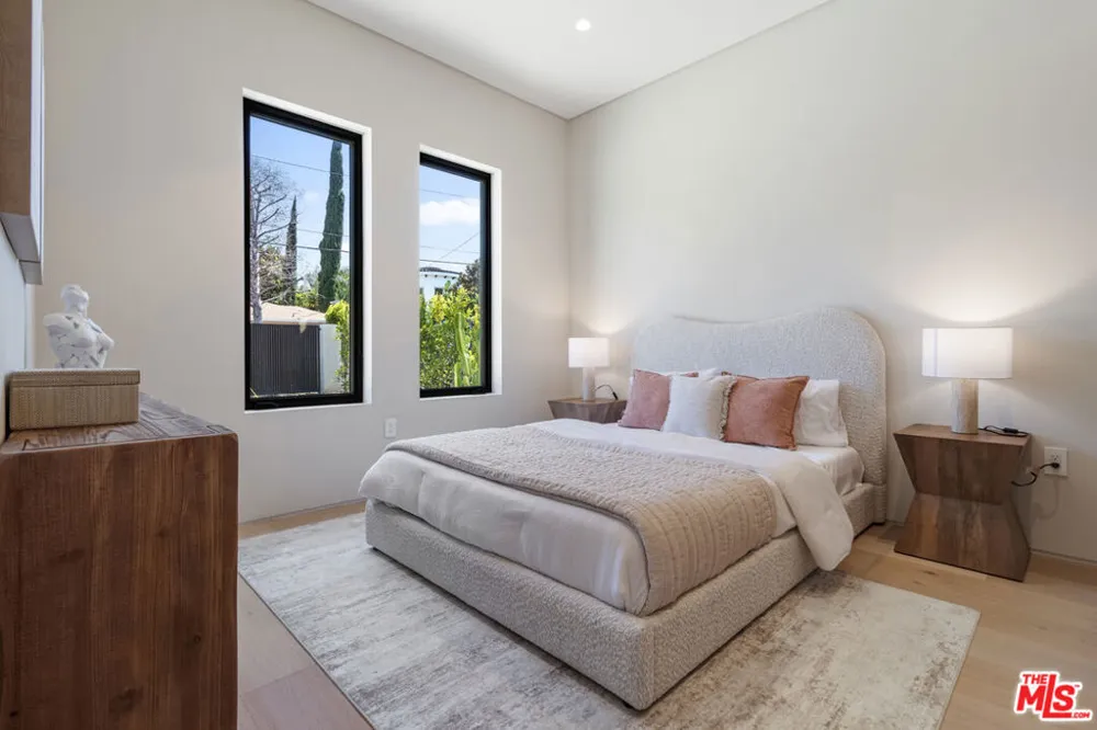 15721 Addison Street Encino, CA 91436