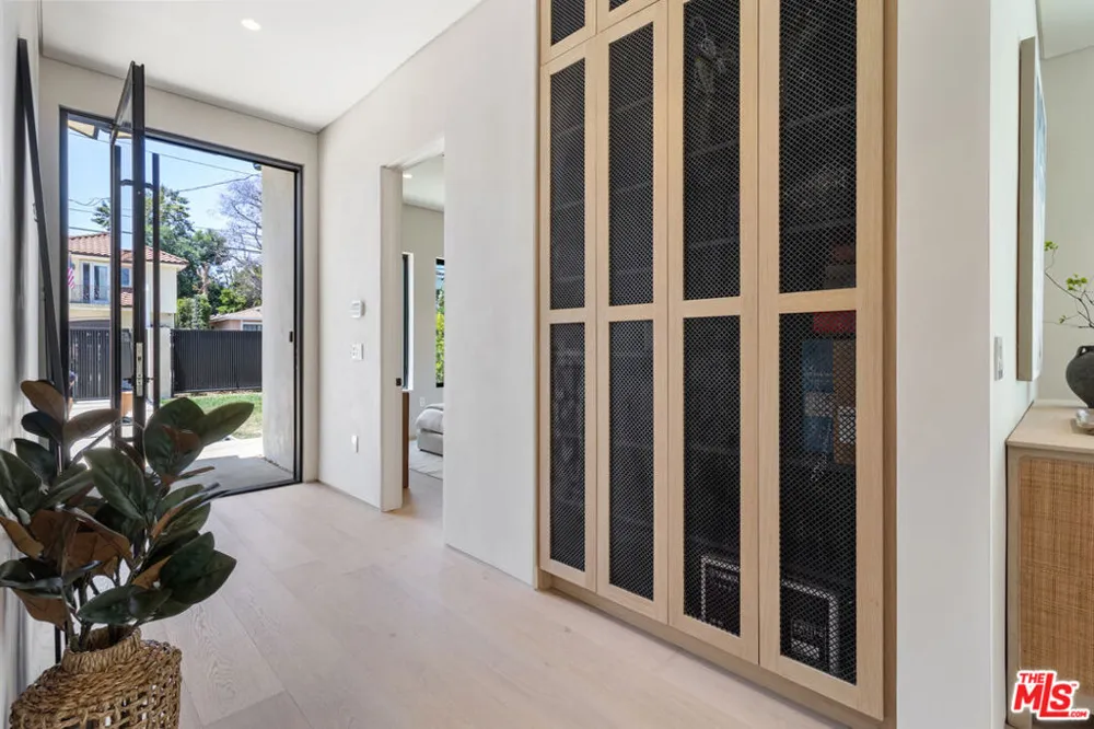 15721 Addison Street Encino, CA 91436