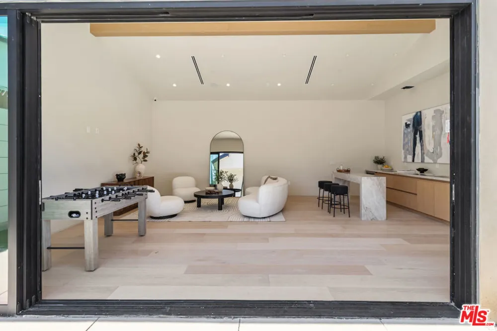 15721 Addison Street Encino, CA 91436