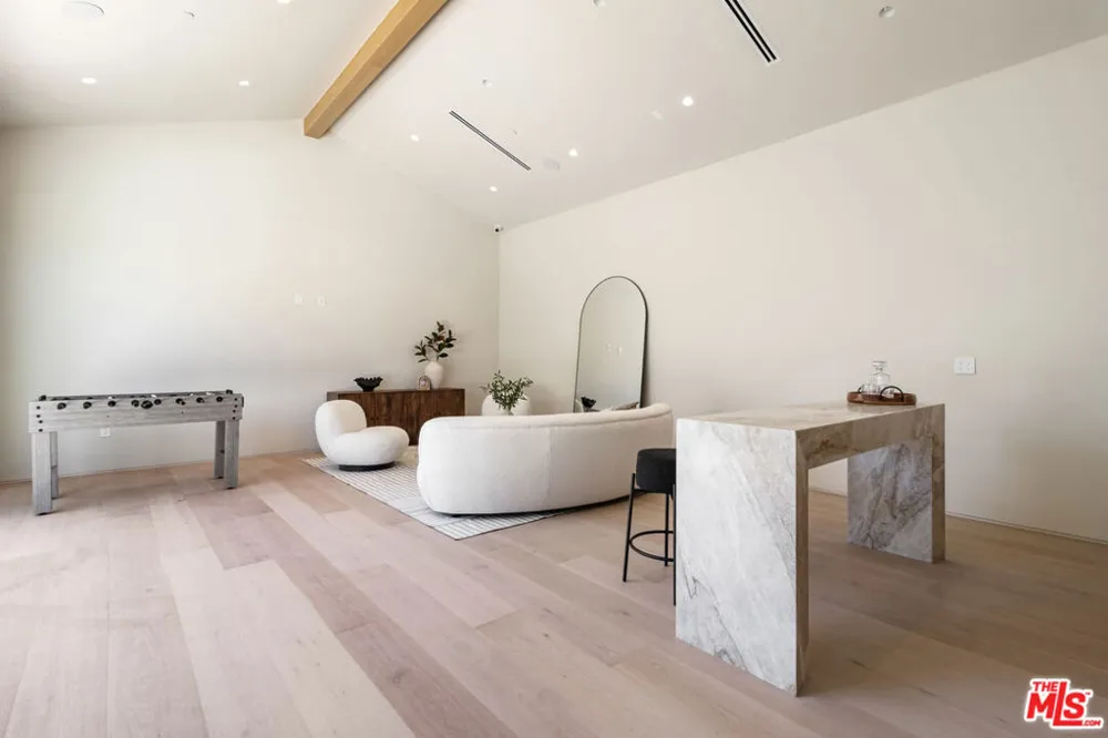 15721 Addison Street Encino, CA 91436