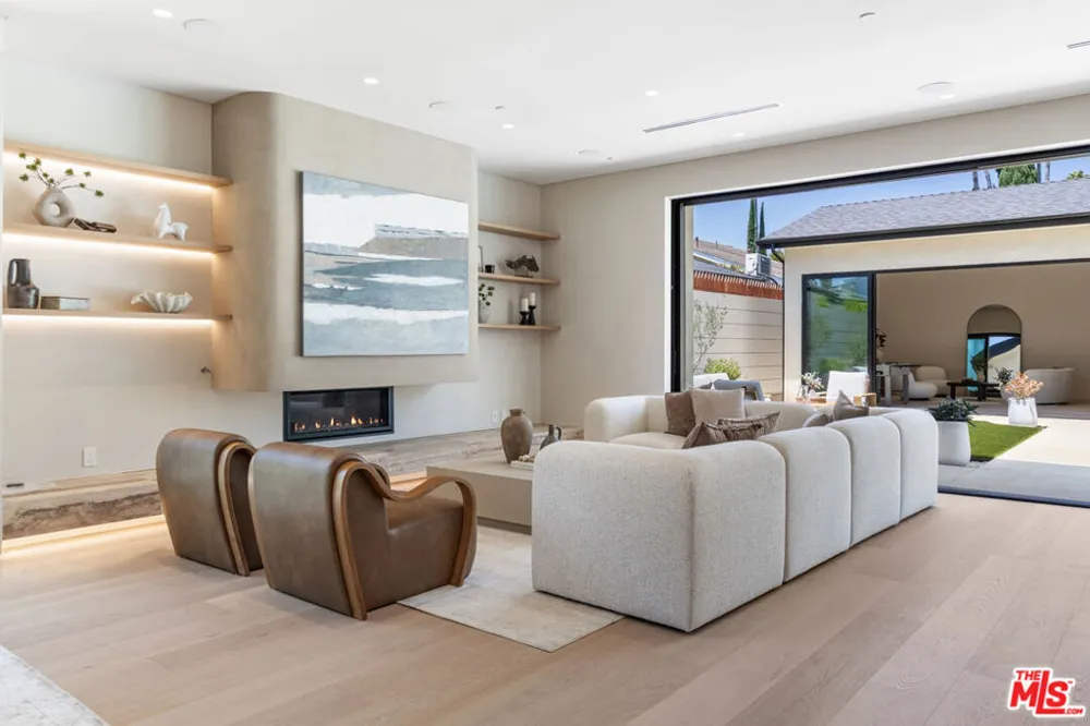 15721 Addison Street Encino, CA 91436
