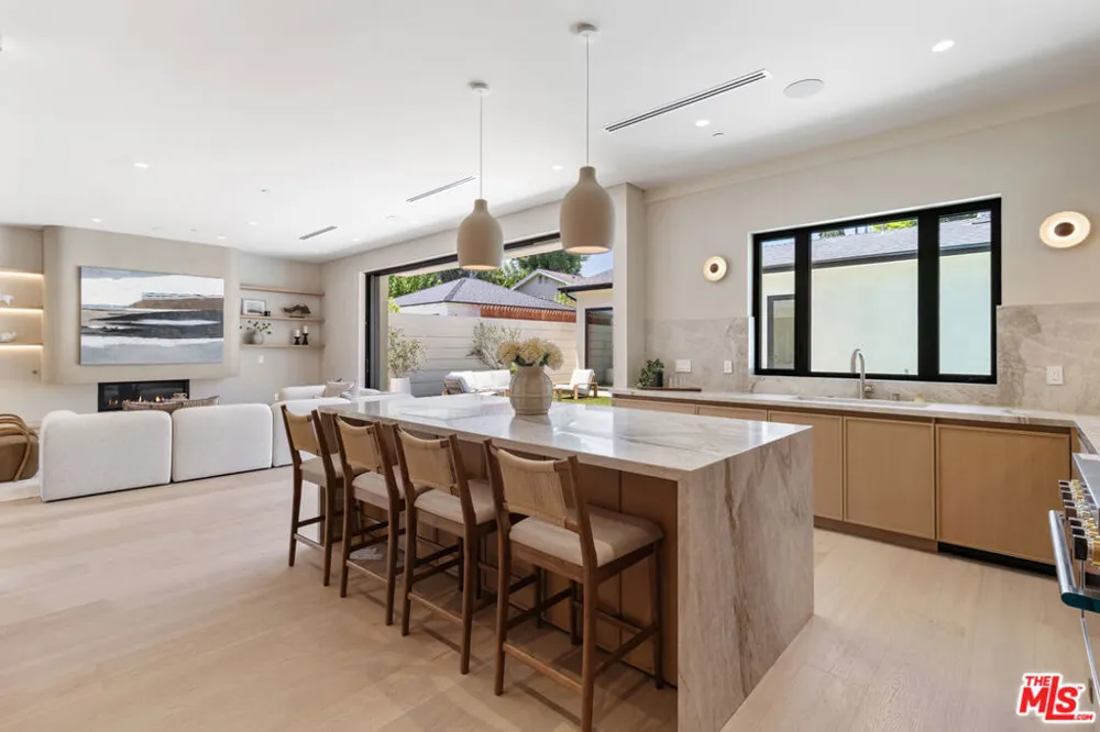 15721 Addison Street Encino, CA 91436