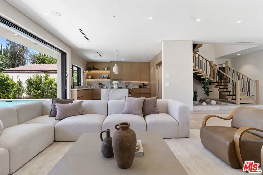 15721 Addison Street Encino, CA 91436