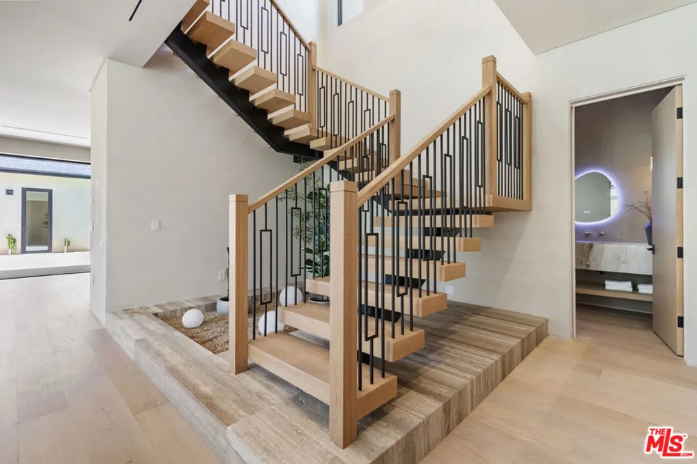 15721 Addison Street Encino, CA 91436