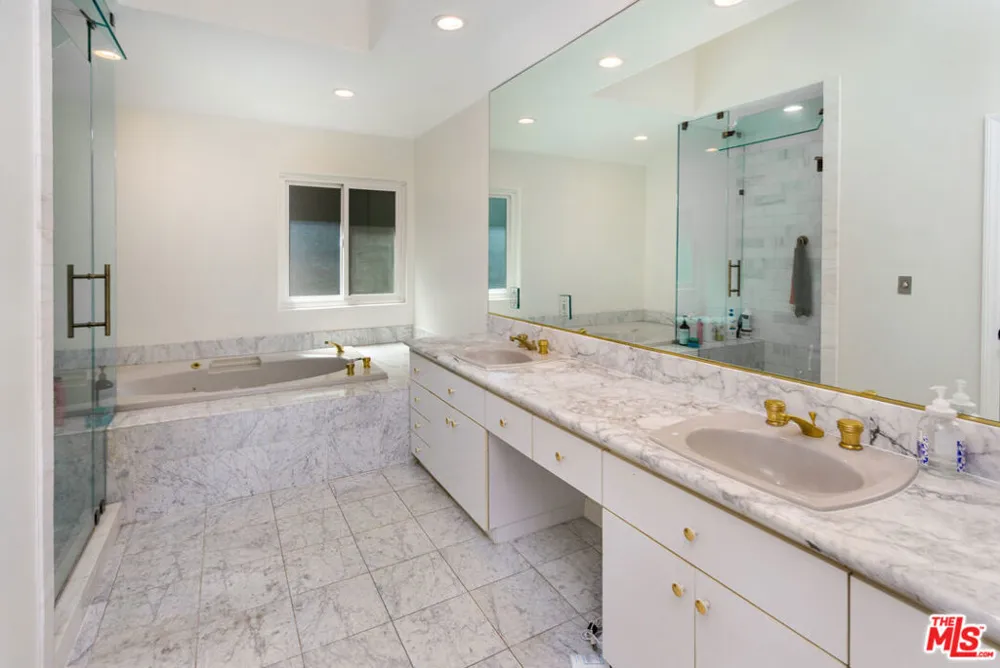 5711 Aura Tarzana, CA 91356