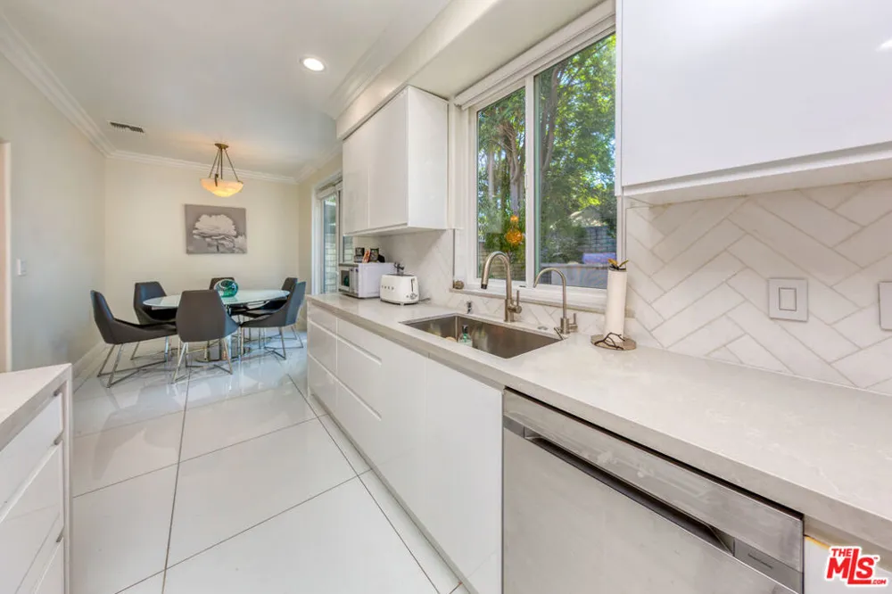 5711 Aura Tarzana, CA 91356