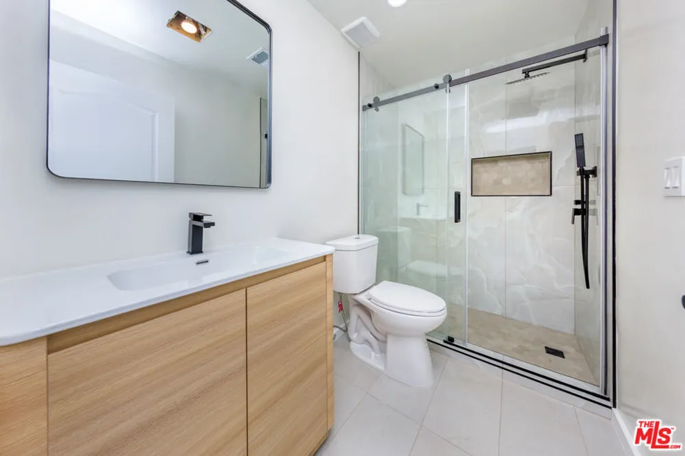 5711 Aura Tarzana, CA 91356